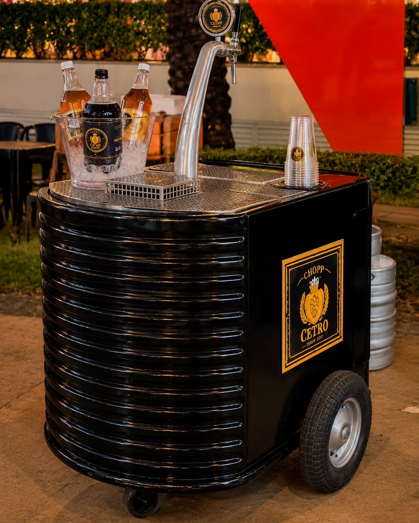 Carrinho de chopp do Chopp Cetro montado num evento, com torneira, copos e balde de gelo