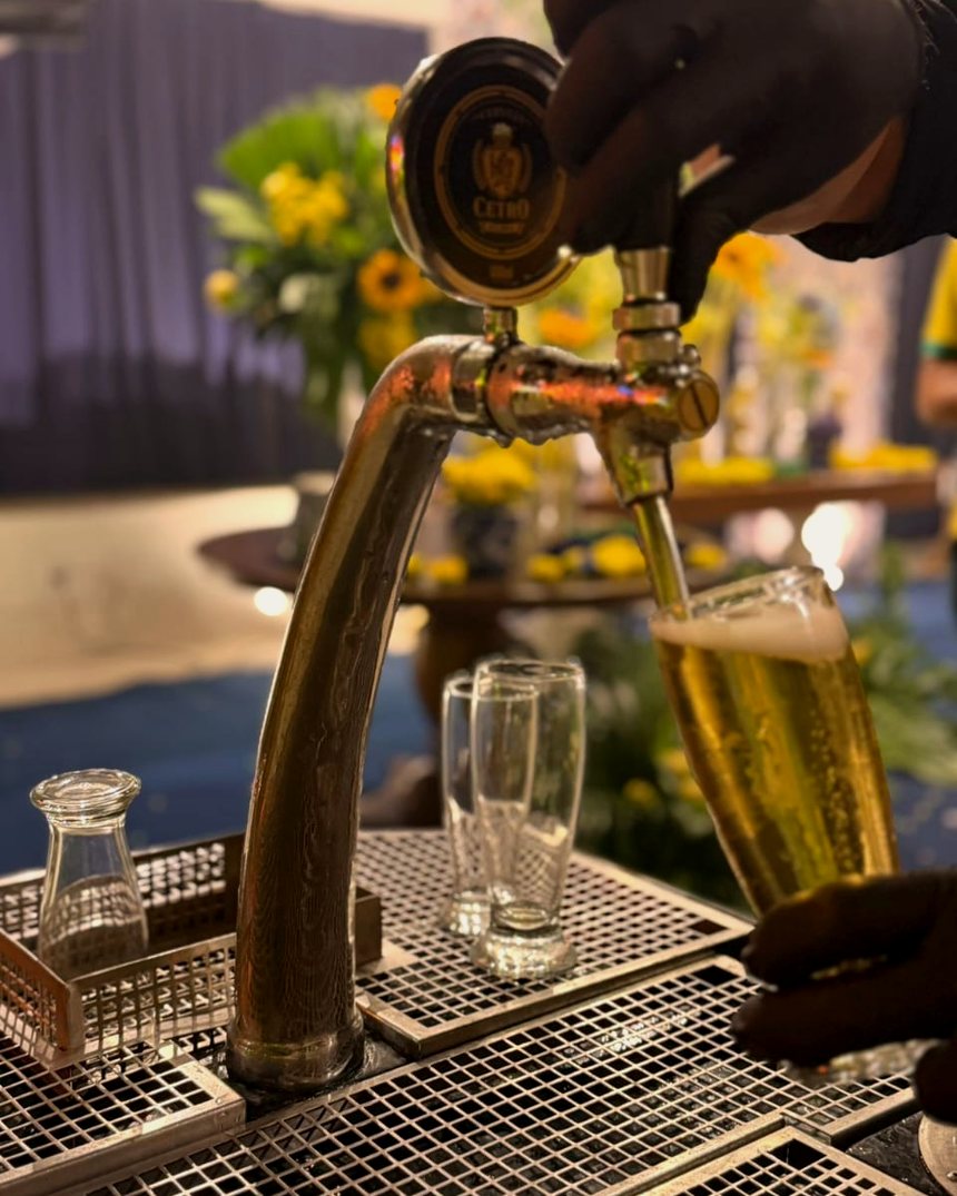 Chopp Cetro sendo tirado na torneira durante um evento